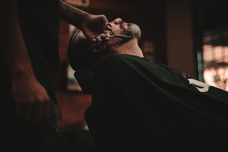 Model rambut pria dengan potongan Low Taper rapi dan bertekstur
